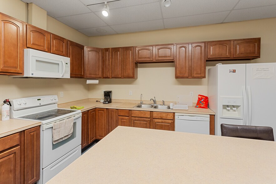 More Photos Of 2066 125th Ave, Watford City Showroom For Sale