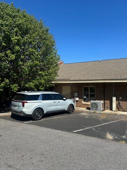 More Photos Of 4200 E North St, Greenville Office For Lease