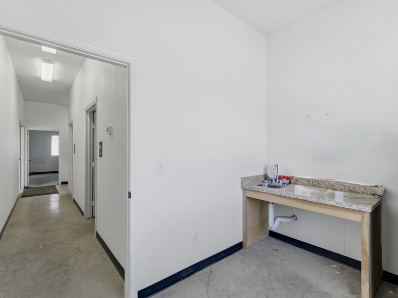 More Photos Of 1511 S Graham St, Stephenville General Retail For Sale