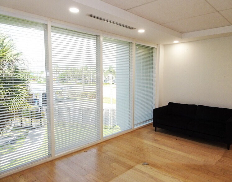 More Photos Of 5100 N Dixie Hwy, Oakland Park Office For Sale