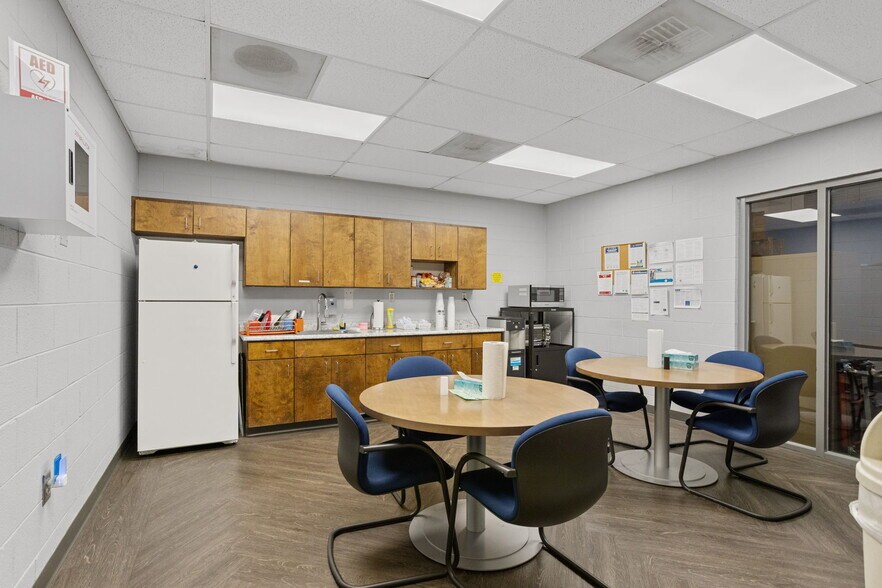 More Photos Of 127 Tanner Rd, Greenville Flex For Lease