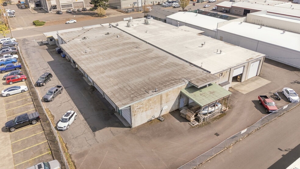 More Photos Of 940 Wilson St, Eugene Showroom For Sale