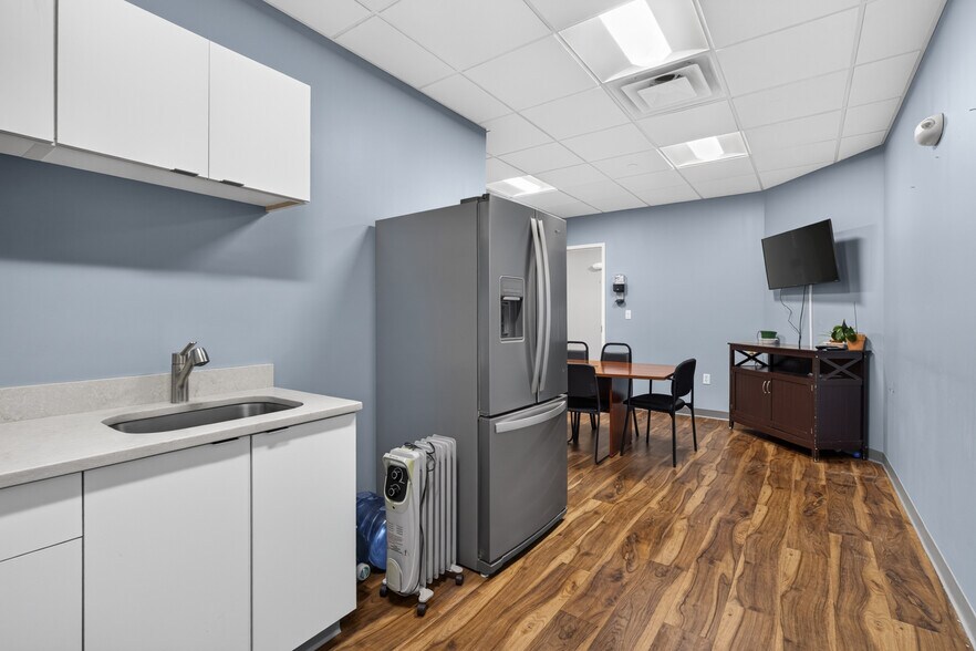 More Photos Of 51 Webb Pl, Dover Office For Sale