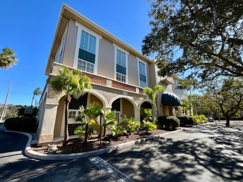 More Photos Of 7000 SE Federal Hwy, Stuart Office For Lease