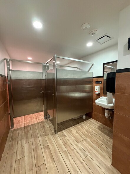 More Photos Of 4019 Red Bluff Rd, Pasadena Restaurant For Lease