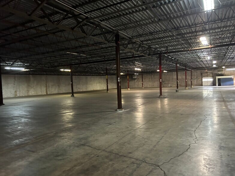 More Photos Of 213 W 1st St, Huntingburg Warehouse For Lease