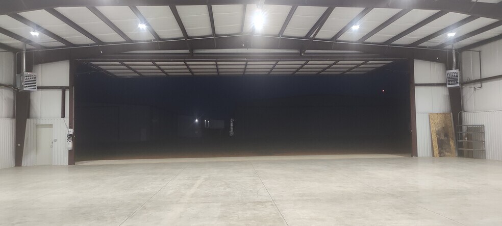 More Photos Of 165 Perimeter Road Rd, Longview Airplane Hangar For Sale