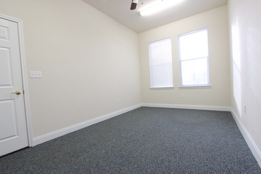 More Photos Of 1311 Chisholm Trl, Round Rock Office For Lease