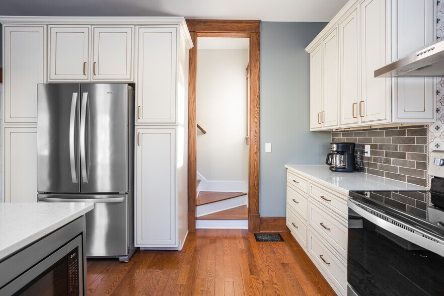 More Photos Of 502 W Main St, Danville Office For Sale