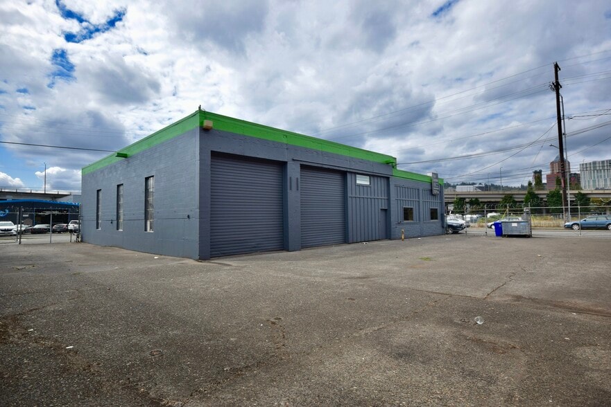 More Photos Of 55 SE Main St, Portland Warehouse For Lease