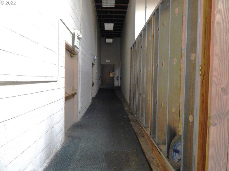 More Photos Of 400 Grant Smith Rd, Roseburg Specialty For Lease