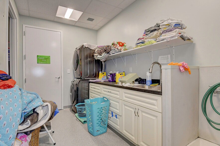 More Photos Of 9650 Shore Dr, Norfolk Veterinarian Kennel For Sale
