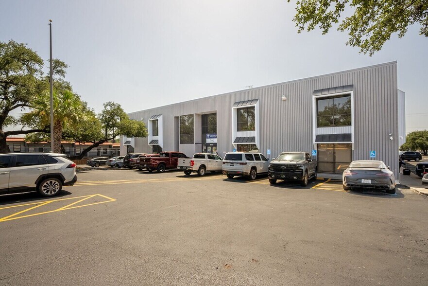 Primary Photo Of 9502 Computer Dr, San Antonio Medical For Sale