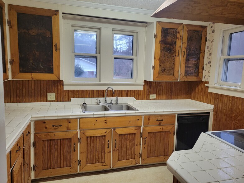 More Photos Of 1110 Hawkins Ave, Sanford Light Manufacturing For Sale