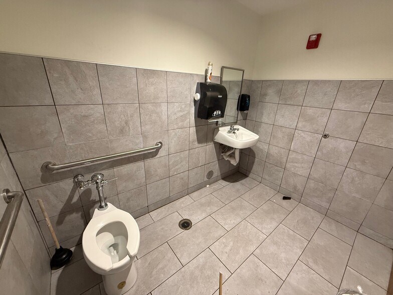 More Photos Of 9814 E Brainerd Rd, Ooltewah General Retail For Sale