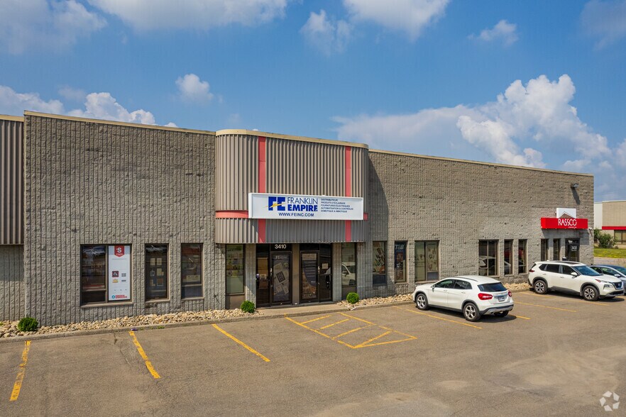 More Photos Of 3370-3418 Boul Industriel, Laval Light Distribution For Lease