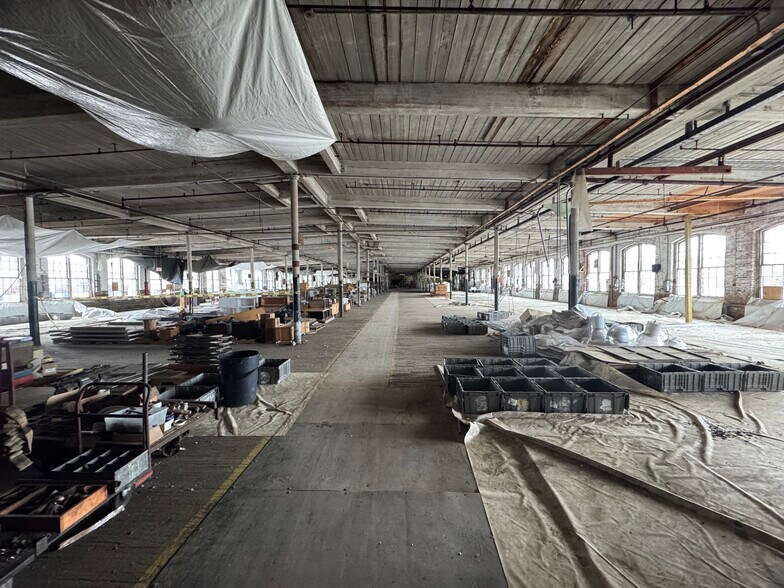 More Photos Of 76 Community Ave, Plainfield Manufacturing For Lease