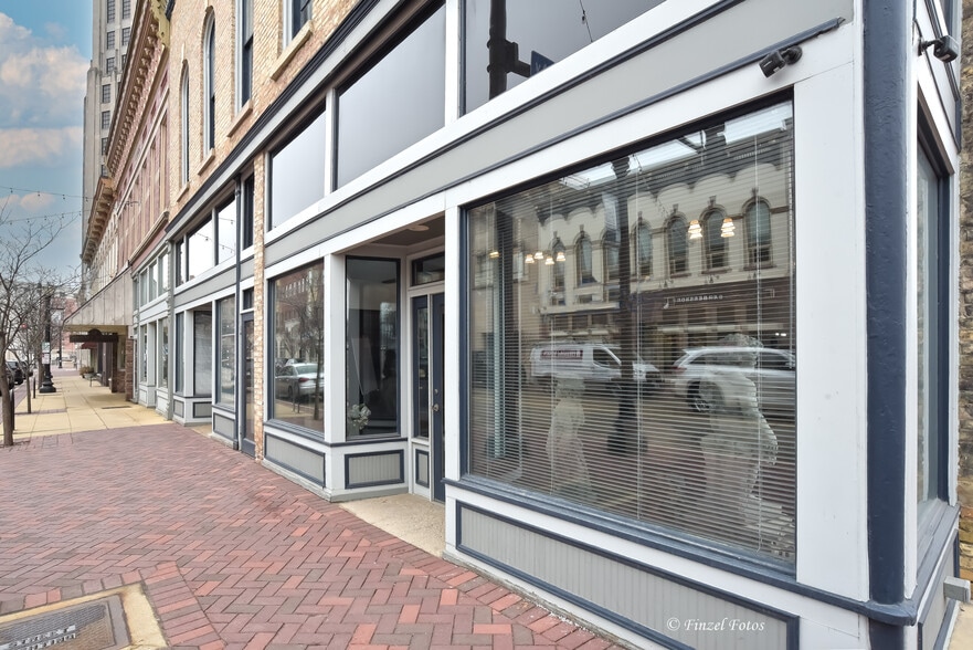 More Photos Of 20 Douglas Ave, Elgin Office For Sale