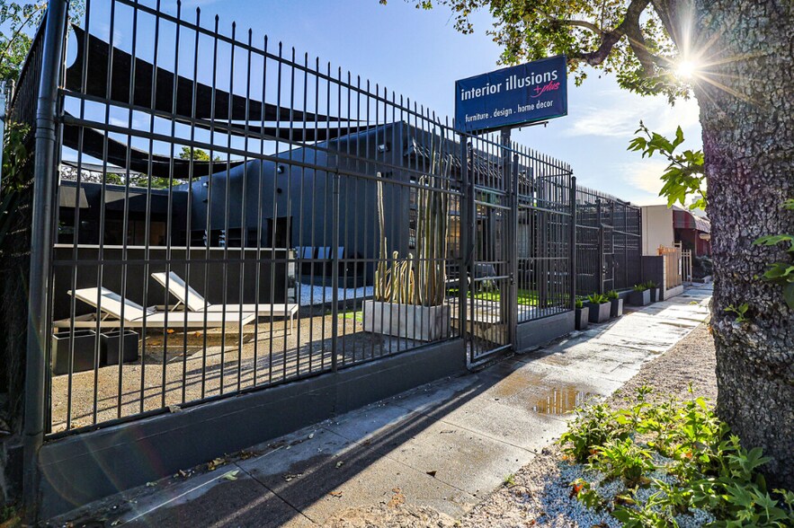 More Photos Of 3154 Los Feliz Blvd, Los Angeles Storefront For Sale