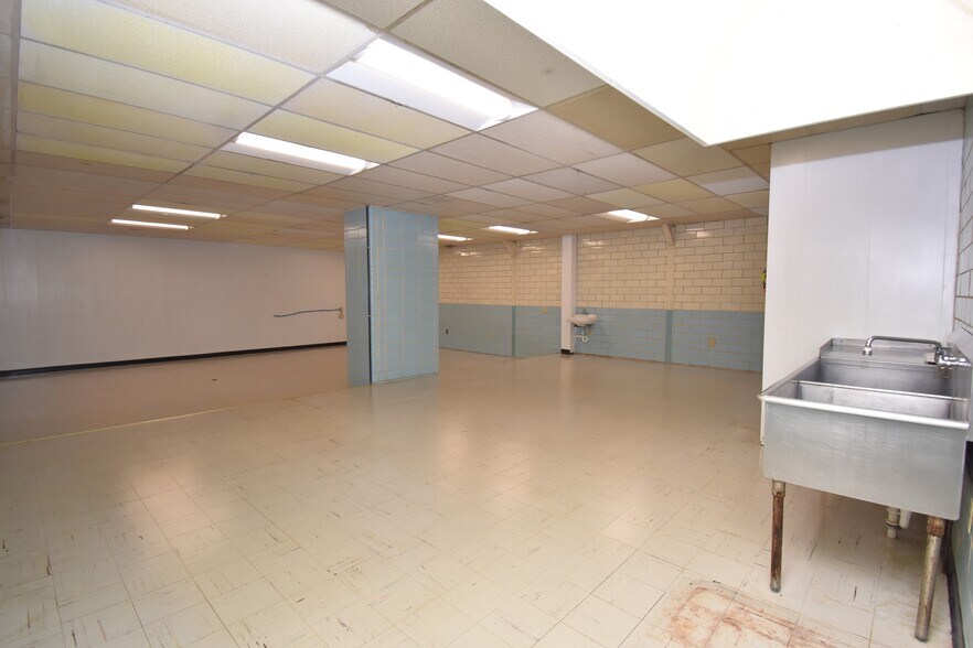 More Photos Of 132 N Main St, Hubbard Freestanding For Sale