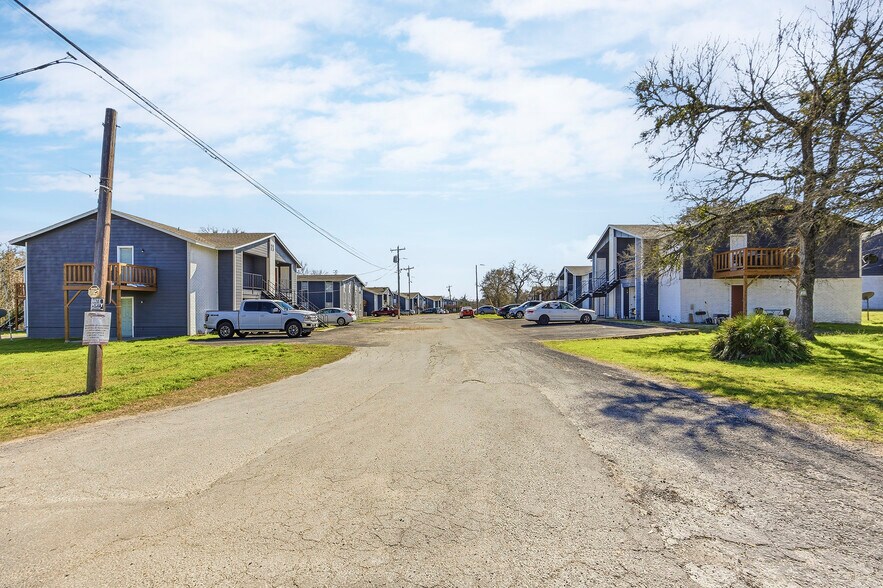 More Photos Of 1105 Westwood Ln, Giddings Apartments For Sale