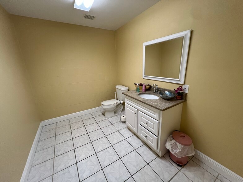 More Photos Of 3226-3230 W Kennedy Blvd, Tampa Storefront Retail Office For Sale