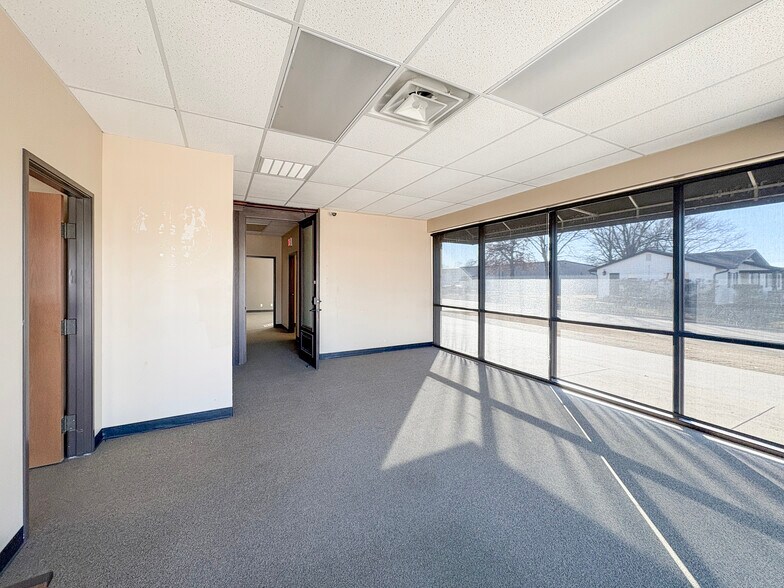 More Photos Of 8240 E 111th St, Bixby Light Distribution For Lease