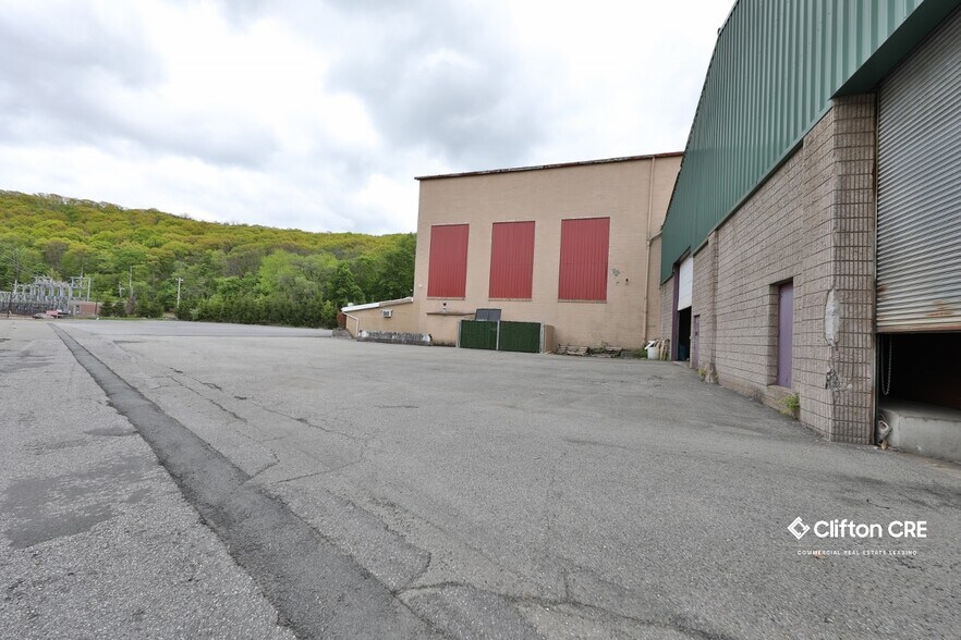 More Photos Of 126 E Dickerson St, Dover Warehouse For Lease