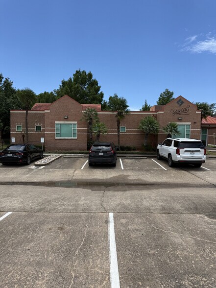 Primary Photo Of 215 Oak Dr S, Lake Jackson Medical For Sale