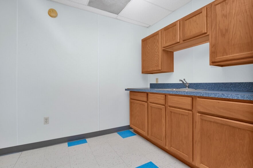 More Photos Of 2407 W 5th St, Lumberton Office For Sale