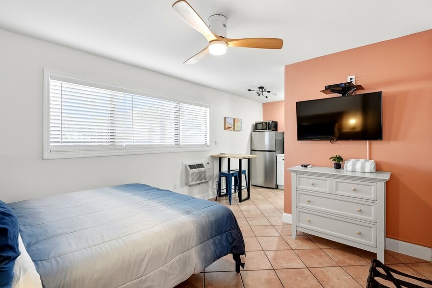 More Photos Of 11965 Gulf Blvd, Treasure Island Hotel For Sale