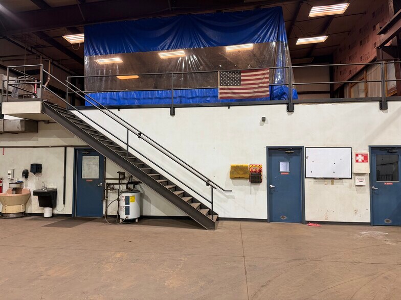 More Photos Of 195 Wendt Dr, Waupaca Warehouse For Lease