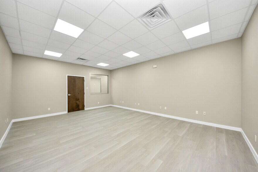 More Photos Of 1563 Live Oak St, Webster Office For Sale
