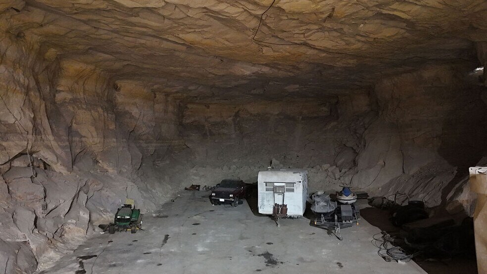 More Photos Of 20 Cave Industrial dr, Crystal City Industrial For Lease