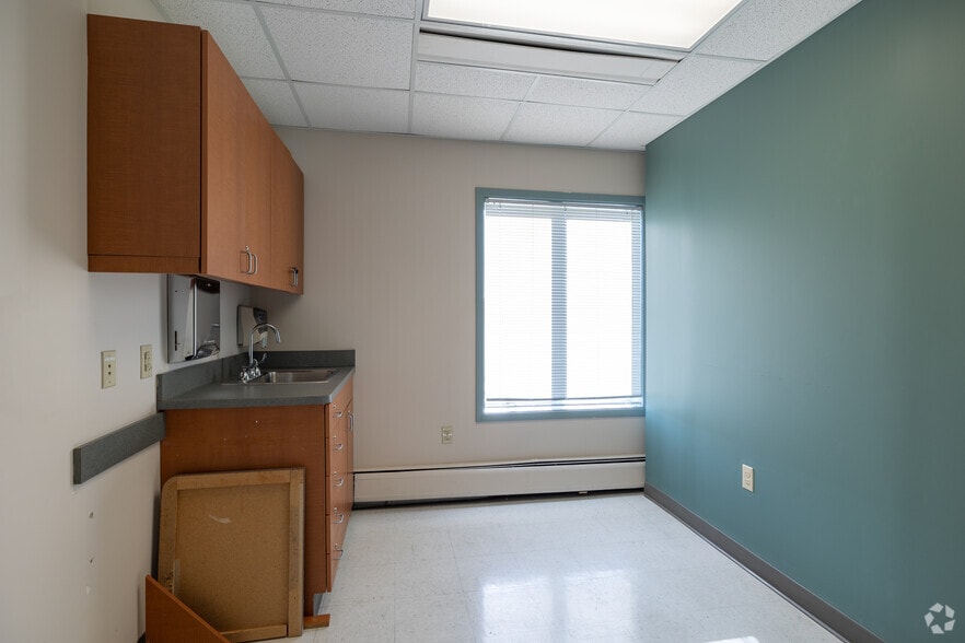 More Photos Of 25701 N Lakeland Blvd, Cleveland Medical For Lease