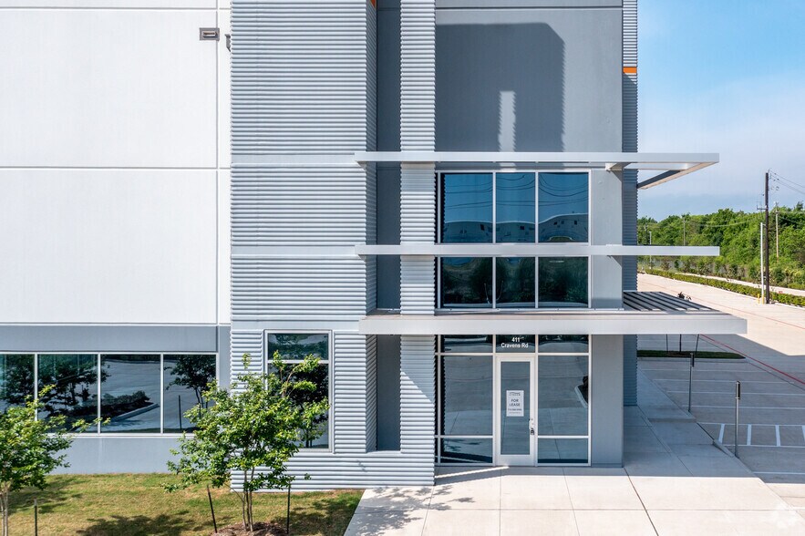 More Photos Of 411 Cravens Rd, Missouri City Warehouse For Lease