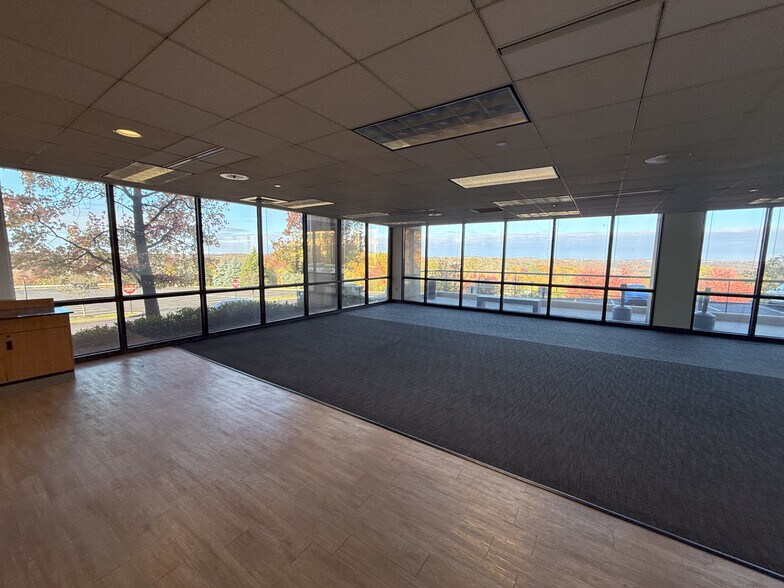 More Photos Of 730 Holiday Dr, Pittsburgh Office For Lease