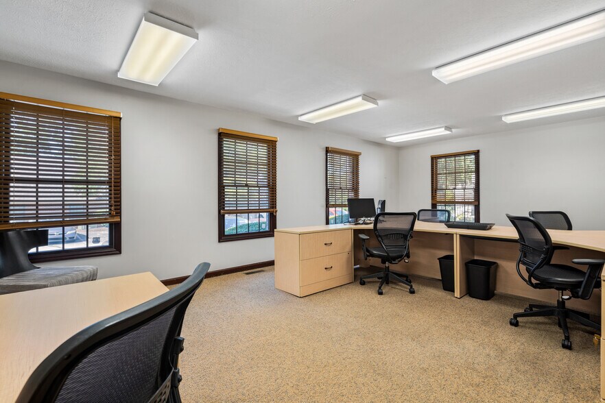 More Photos Of 830 E Franklin St, Centerville Medical For Sale