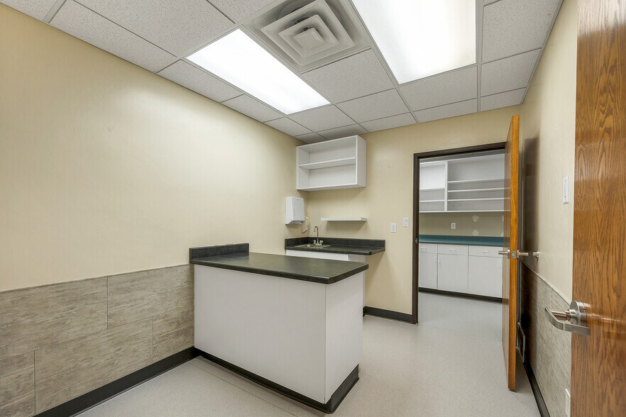 More Photos Of 2770 Manitowoc Rd, Green Bay Office For Sale