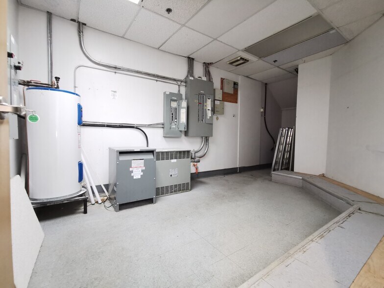 More Photos Of 3871 N Fraser Way, Burnaby Showroom For Lease