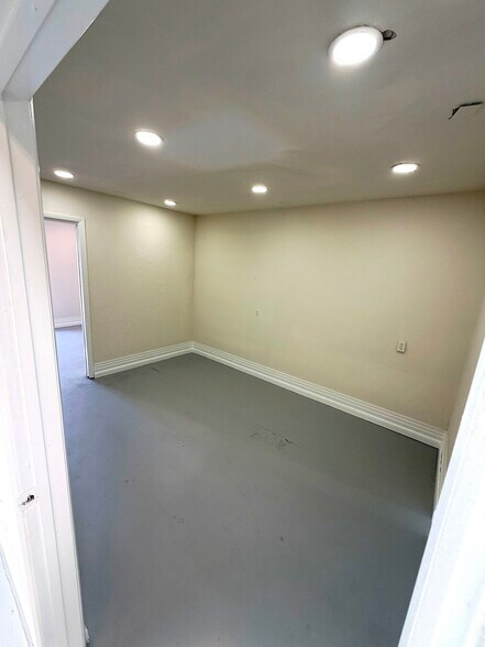 More Photos Of 1056 NE Pine Island Rd, Cape Coral Showroom For Lease