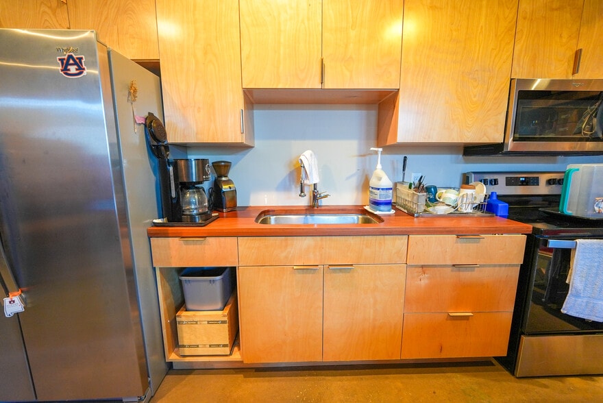 More Photos Of 7800 County Road 24, Fairhope Showroom For Sale