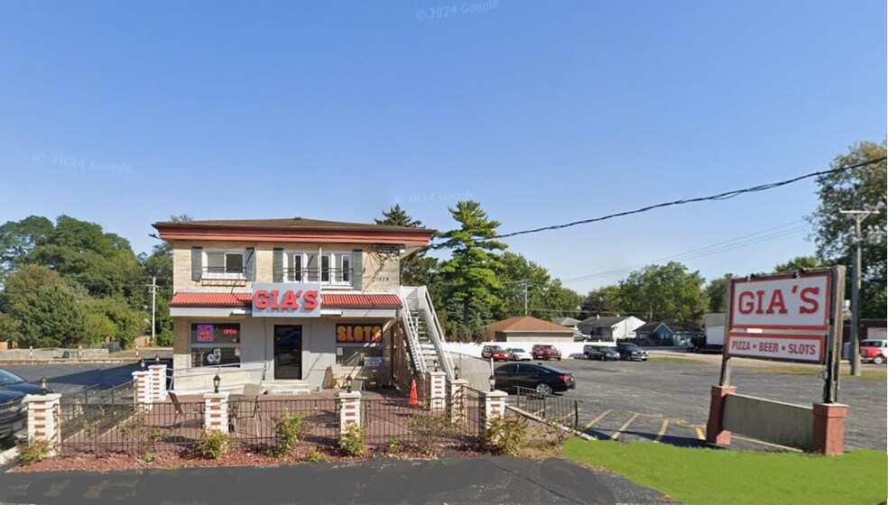 More Photos Of 1039 Sheridan Rd, Winthrop Harbor Apartments For Sale