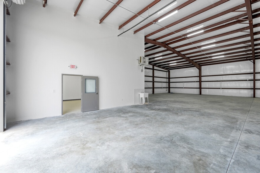 More Photos Of 535 S Persimmon St, Tomball Warehouse For Lease
