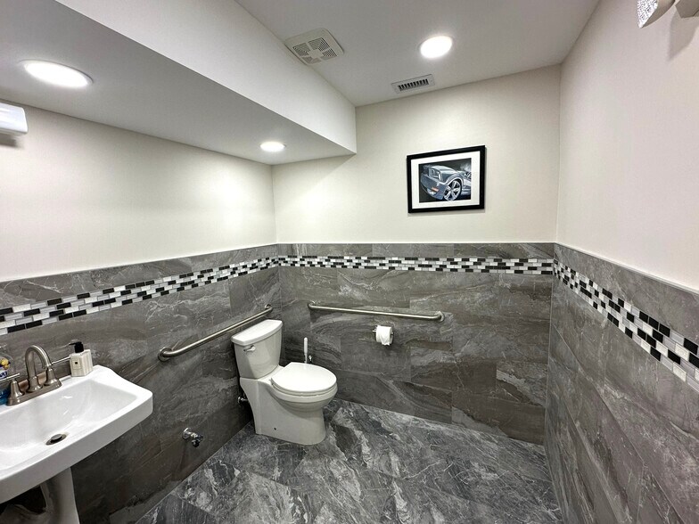 More Photos Of 581 105th Ave N, West Palm Beach Light Distribution For Lease