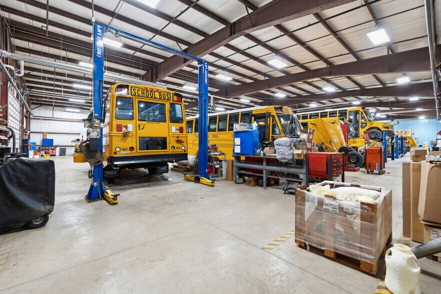 More Photos Of 7707 Henry Clay Blvd, Liverpool Warehouse For Lease