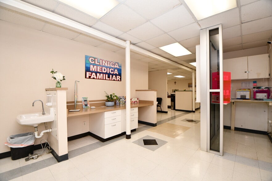 More Photos Of 7118 Harrisburg Blvd, Houston Medical For Sale