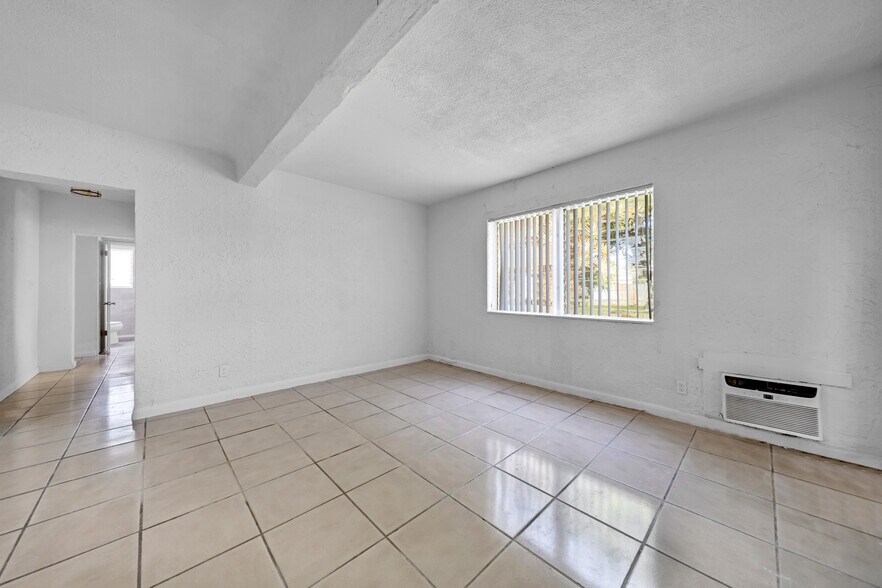 More Photos Of 1943-1947 Buchanan St, Hollywood Apartments For Sale