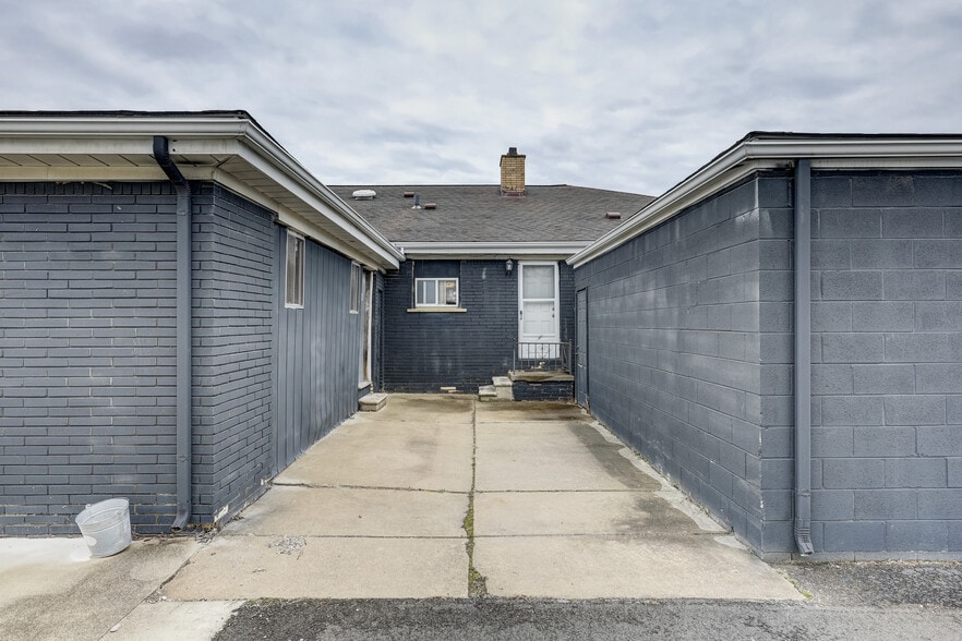 More Photos Of 23919 John R Rd, Hazel Park Freestanding For Sale