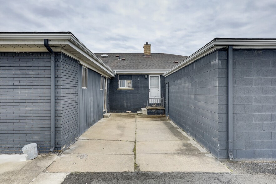 More Photos Of 23919 John R Rd, Hazel Park Freestanding For Sale